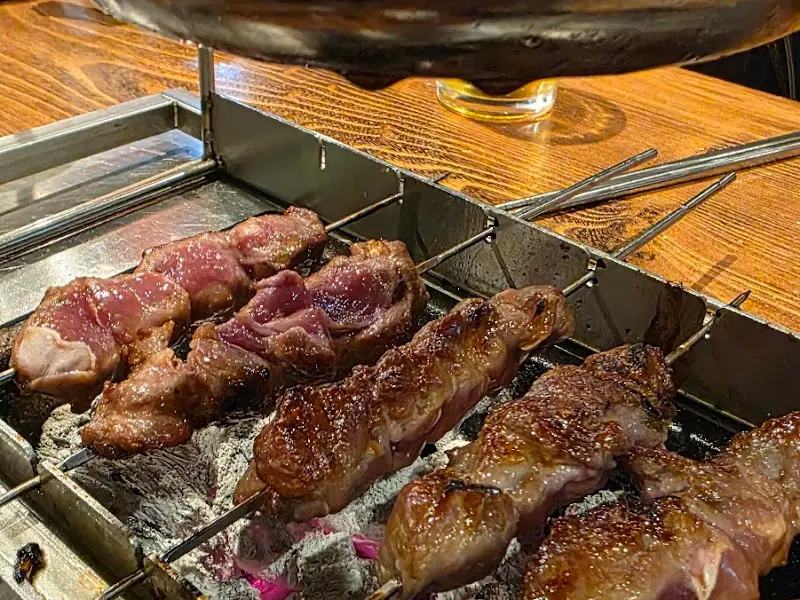 숯불 위에서 맛있게 익어가는 두툼한 등심 양꼬치