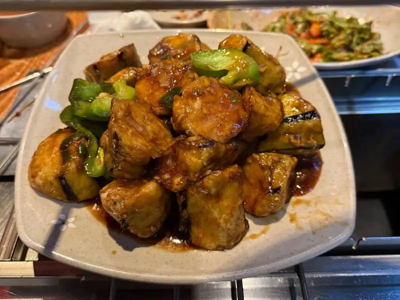 윤기가 흐르는 가지 튀김