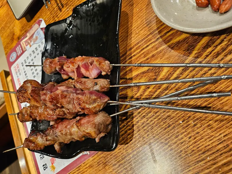 불판에 가지런히 놓인 양꼬치