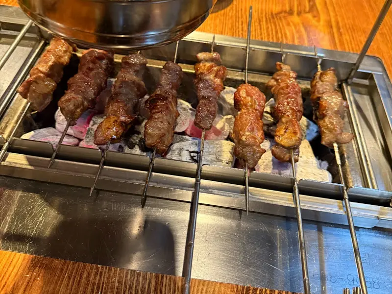 숯불에 구워지고 있는 양꼬치