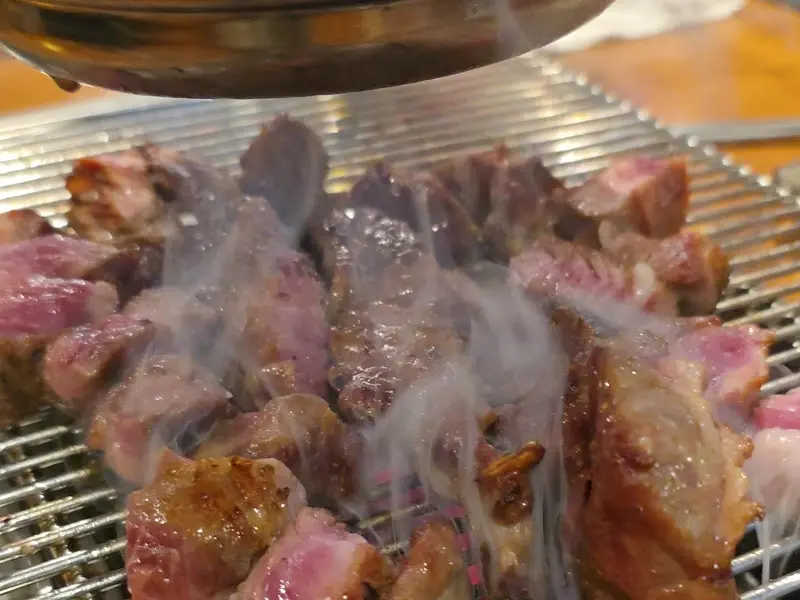 숯불 위에서 맛있게 익어가는 양꼬치