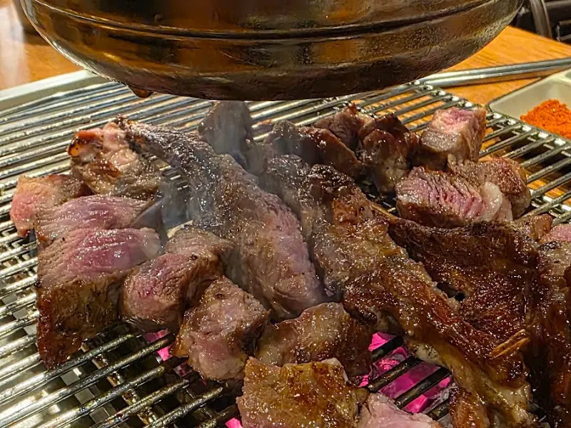 숯불 위에서 익어가는 양꼬치