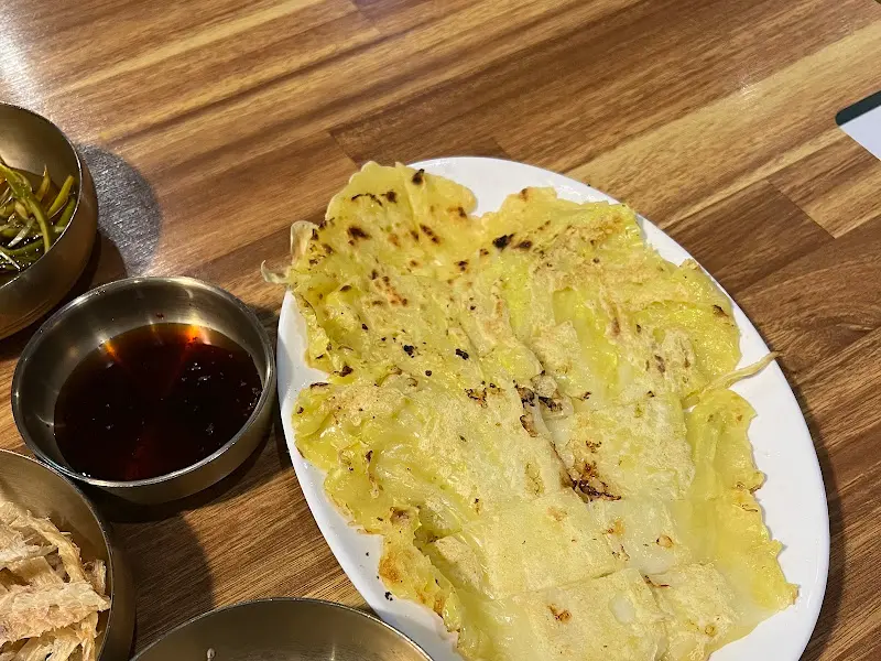 노릇하게 구워진 배추전