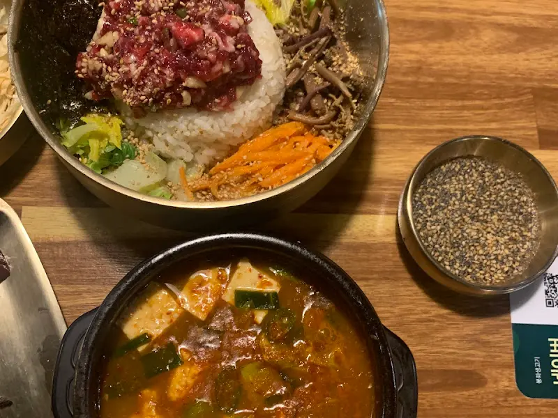 육회 비빔밥과 된장찌개