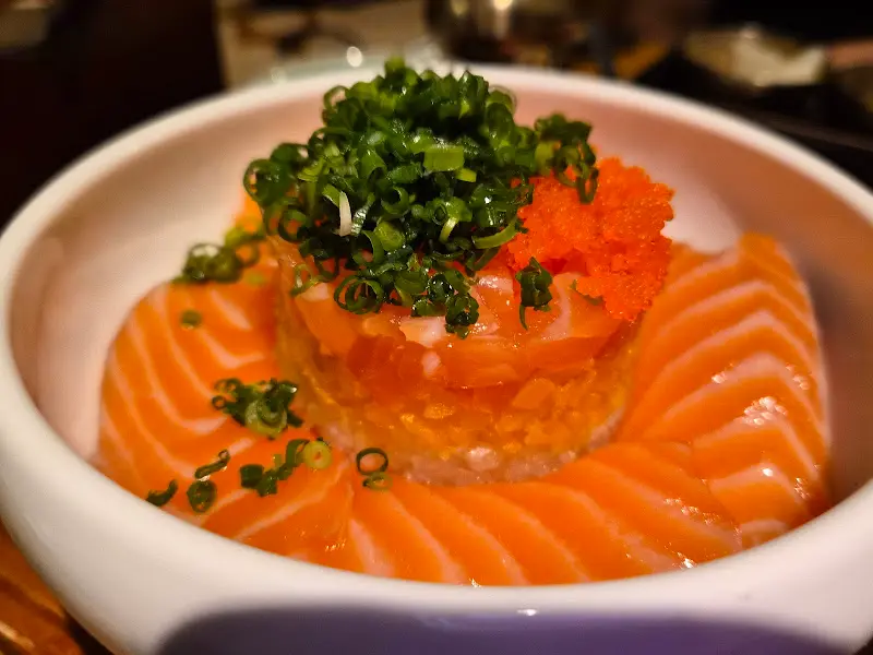 싱싱한 연어가 듬뿍 올라간 생연어 덮밥