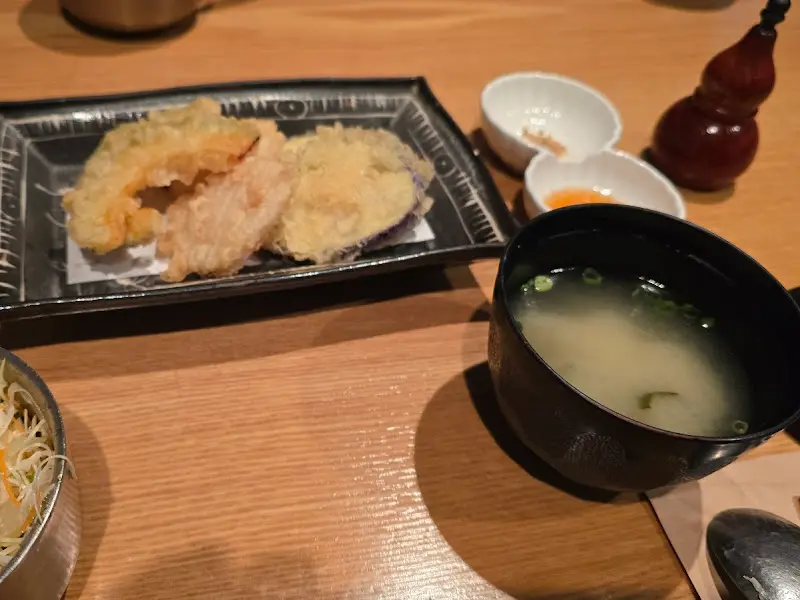 슌사이쿠보에서 제공되는 튀김과 미소된장국