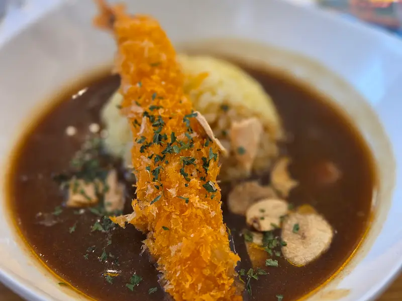 치킨 가스가 얹어진 일본식 카레