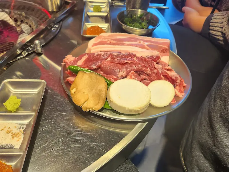 삼겹살과 곁들임 채소