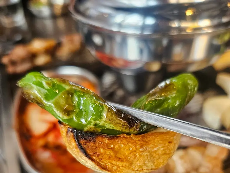 잘 구워진 통마늘과 꽈리고추