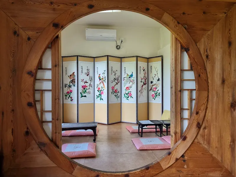 좌식 테이블이 놓인 방