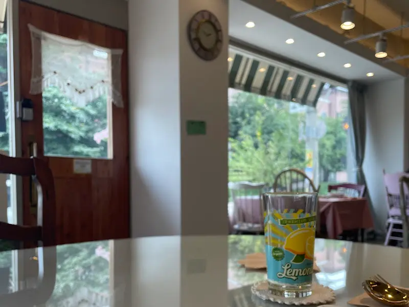 소소식당 창가 자리