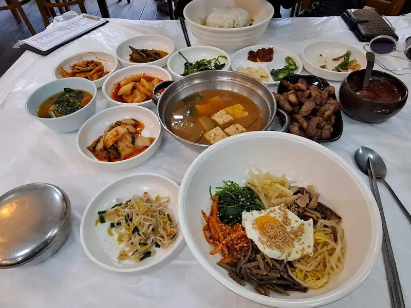싹 비운 비빔밥 그릇