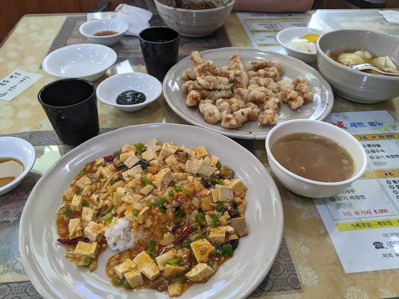 마파두부, 탕수육, 짜장면이 놓인 테이블