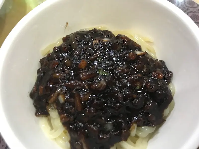 윤기가 좔좔 흐르는 짜장면