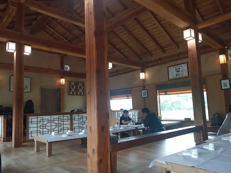한옥 구조의 식당 내부