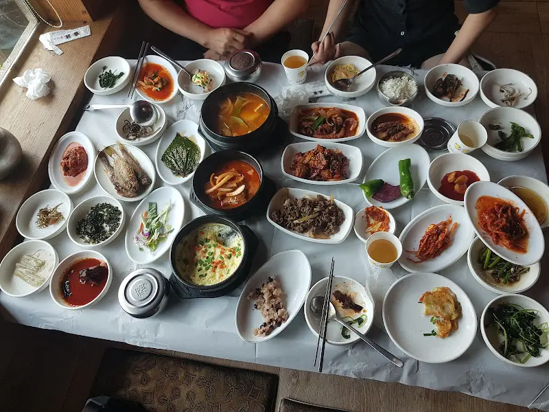 한상 가득 차려진 모습