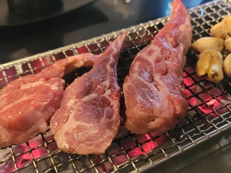 숯불 위에서 맛있게 익어가는 양갈비