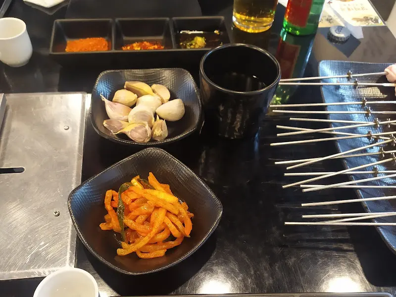 다채로운 소스와 곁들임 메뉴