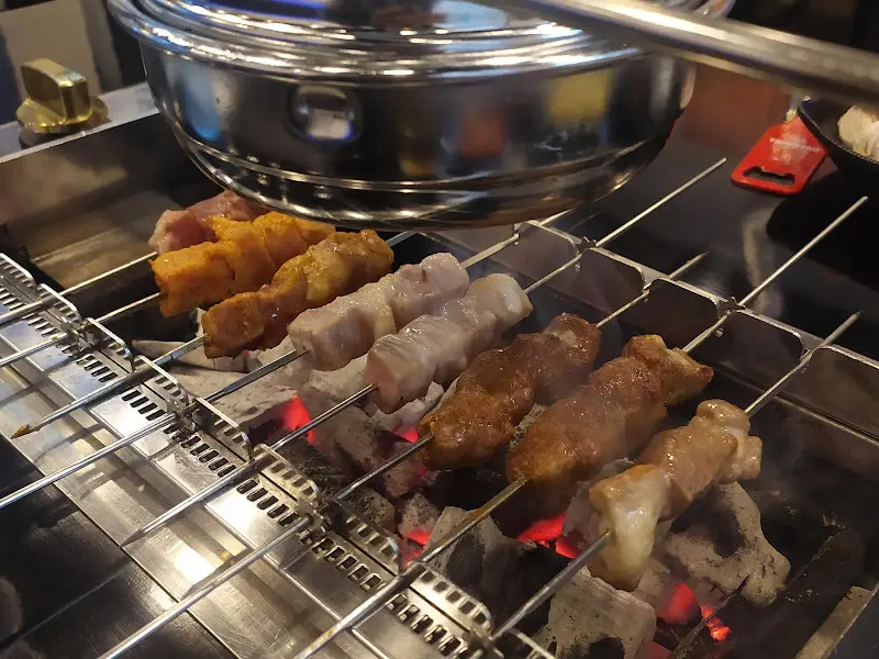 숯불 위에서 맛있게 구워지는 꼬치들