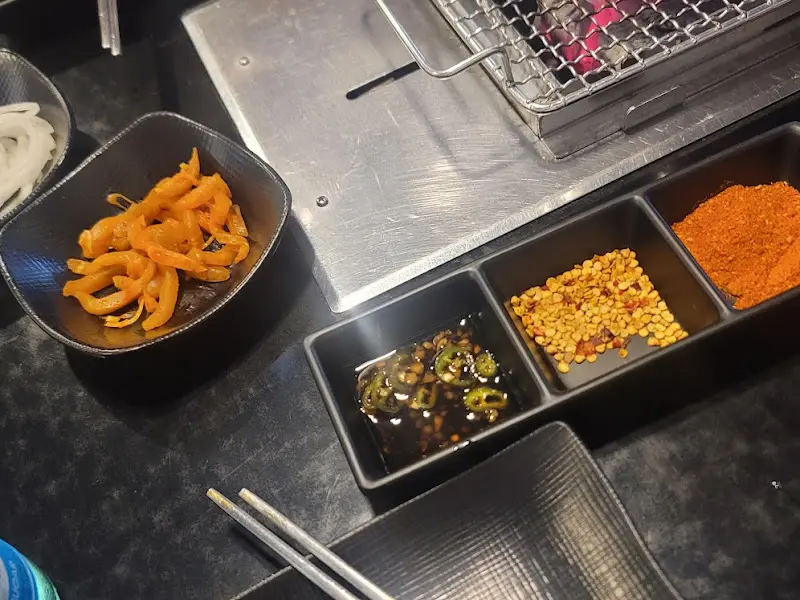 양꼬치와 함께 제공되는 다양한 소스