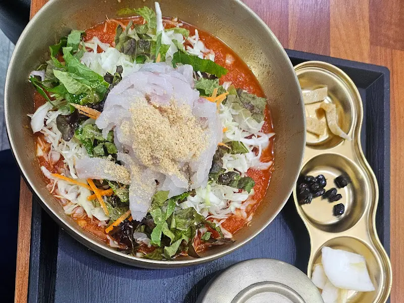 놋그릇에 담긴 물회 한상차림