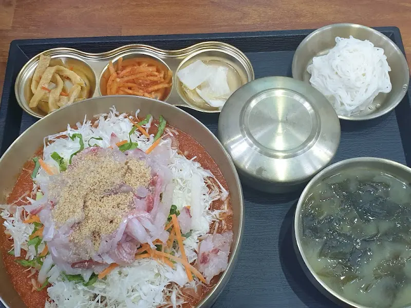 물회와 함께 제공되는 반찬들