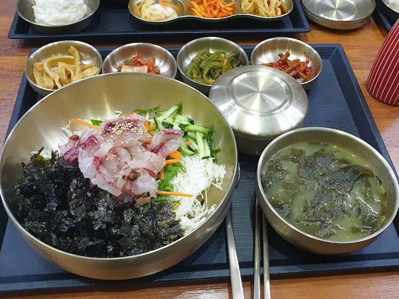 김가루가 듬뿍 뿌려진 물회