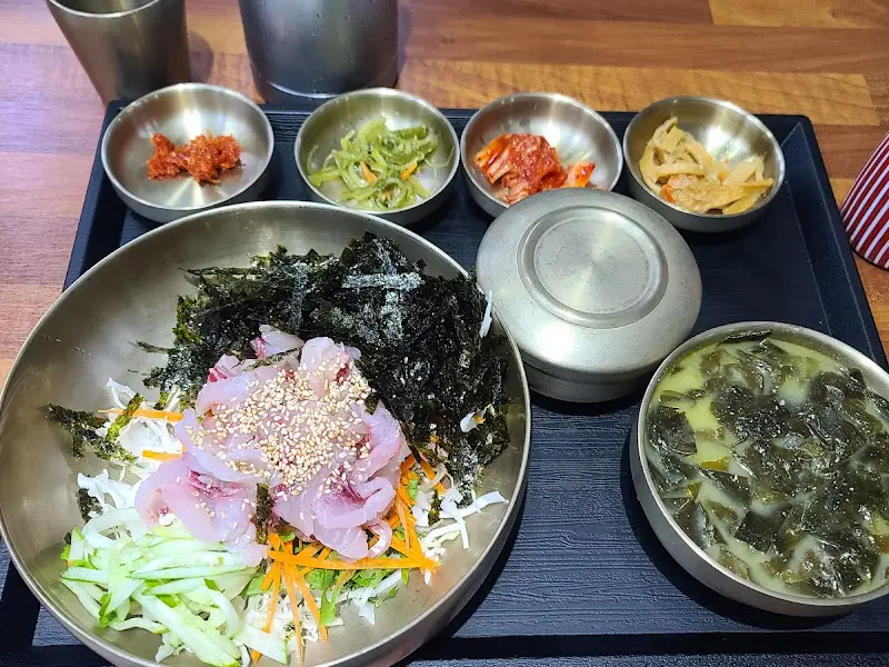 김가루가 뿌려진 또 다른 스타일의 물회