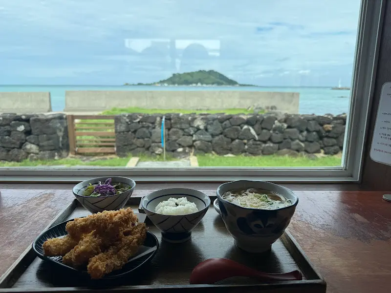 그XX 창가 자리에서 바라본 풍경