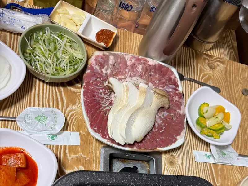 신선한 오리 로스와 밑반찬