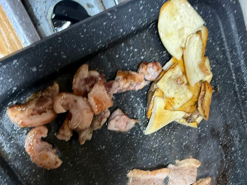 불판 위에서 익어가는 오리고기