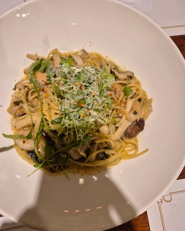 싱그러운 루꼴라가 올라간 오일 파스타