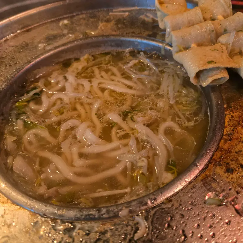 동그라미 속 우동 사리