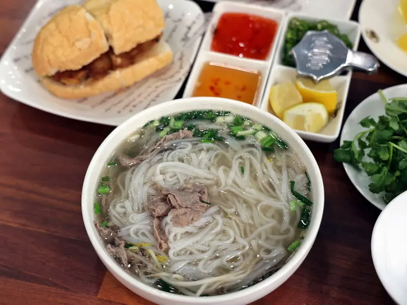 아라기 쌀국수와 반미