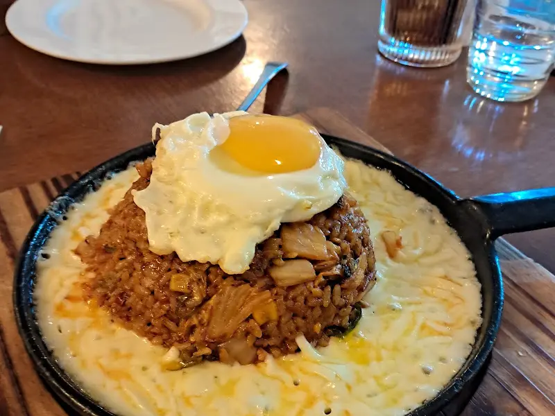 김치볶음밥 위에 올라간 계란 프라이