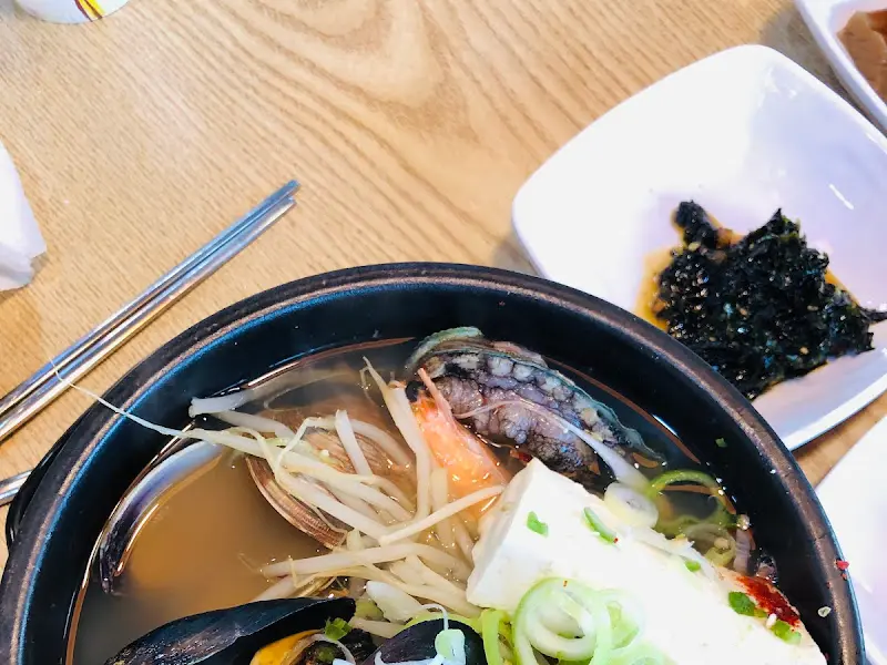 해물뚝배기와 반찬