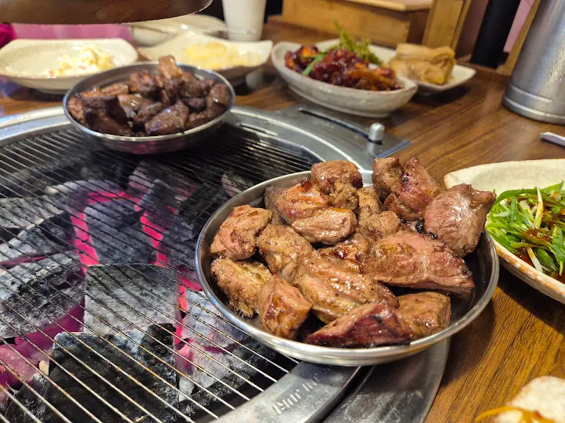 숯불 위에서 맛있게 구워지고 있는 갈매기살