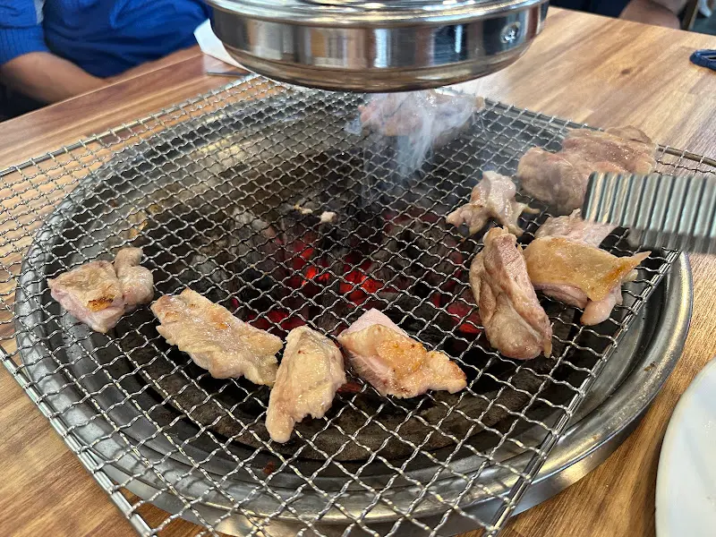 숯불 위에서 익어가는 닭갈비