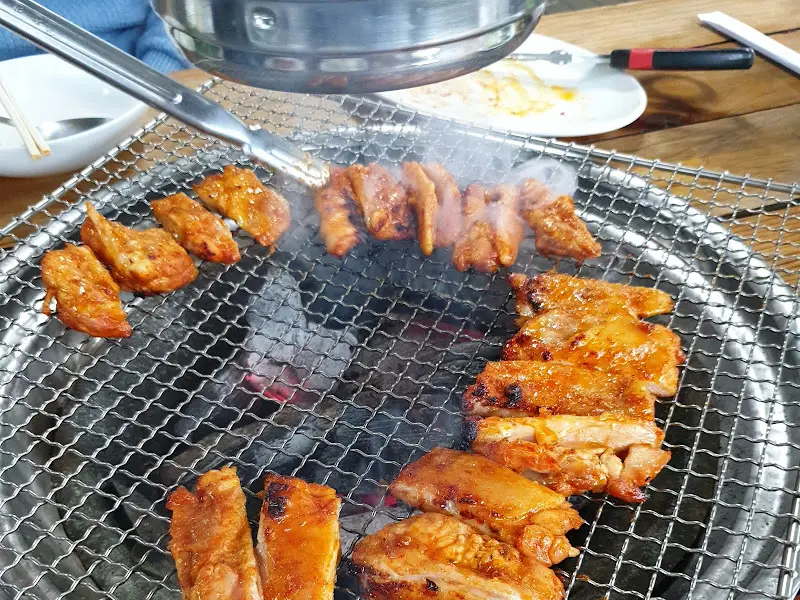 숯불에 구워 먹는 닭갈비