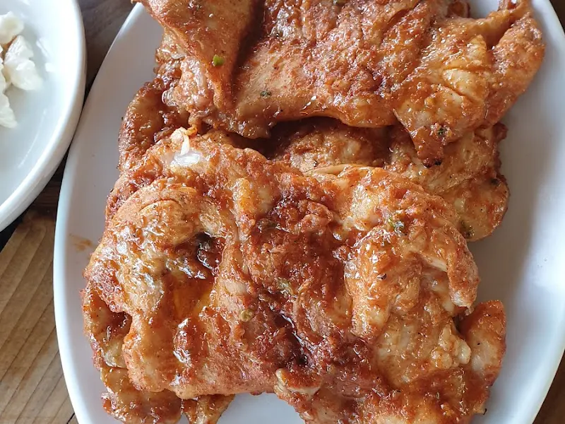 윤기가 좔좔 흐르는 양념 닭갈비