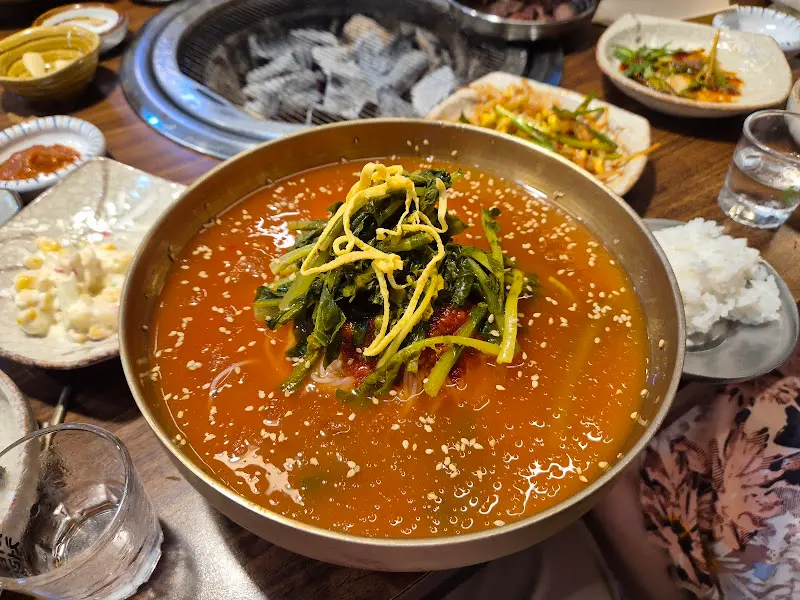 푸짐하게 담겨 나온 된장술국