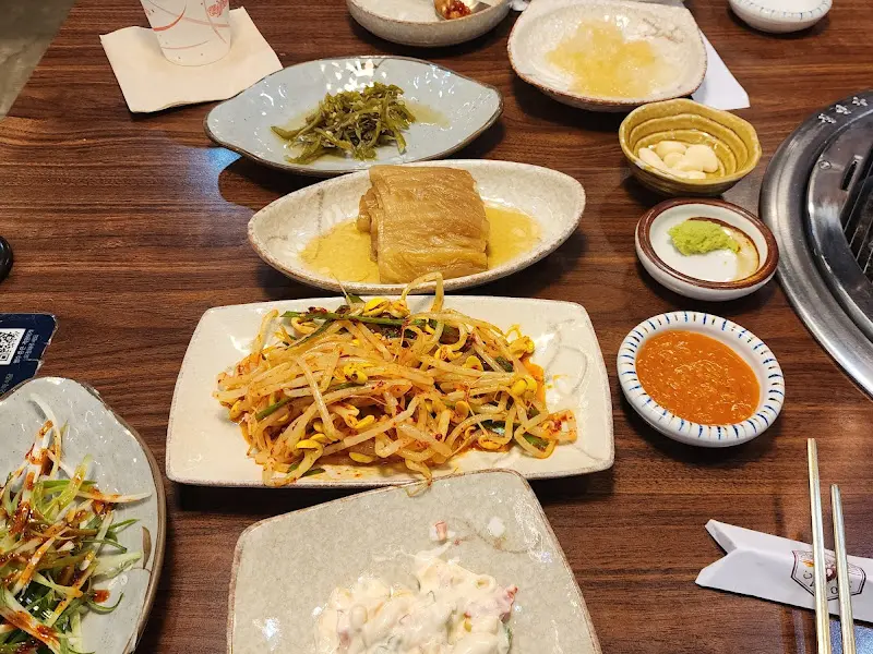 푸짐하게 차려진 밑반찬