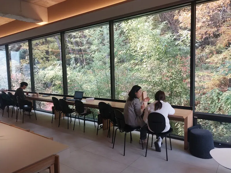 창밖을 보며 빵을 즐기는 사람들