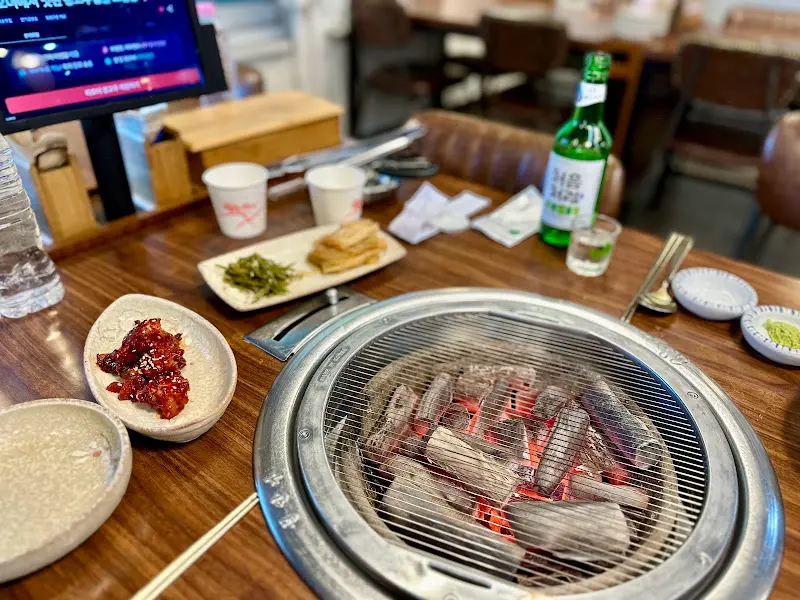 숯불이 놓여진 테이블 세팅