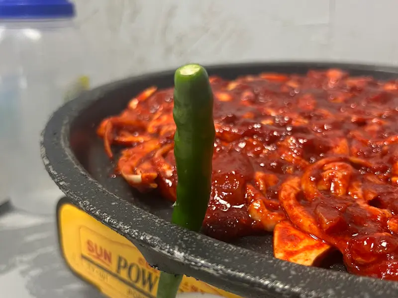 불판 기름구멍을 막은 고추