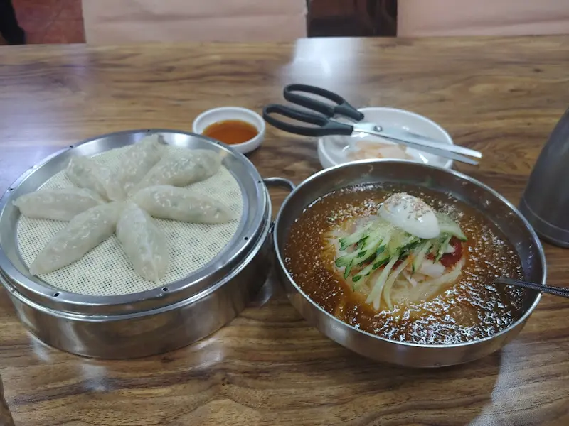 밀면과 만두 한상차림