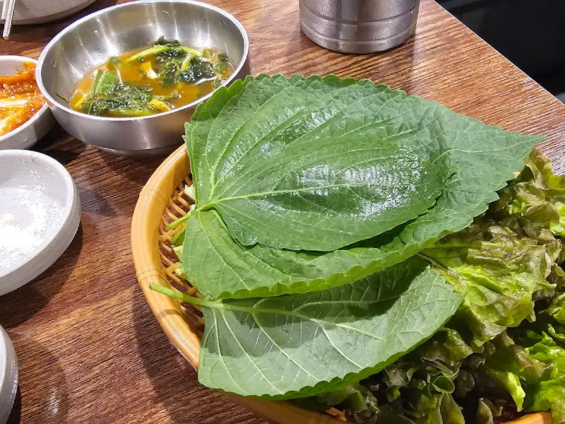 육갑식당 염창점의 신선한 쌈 채소