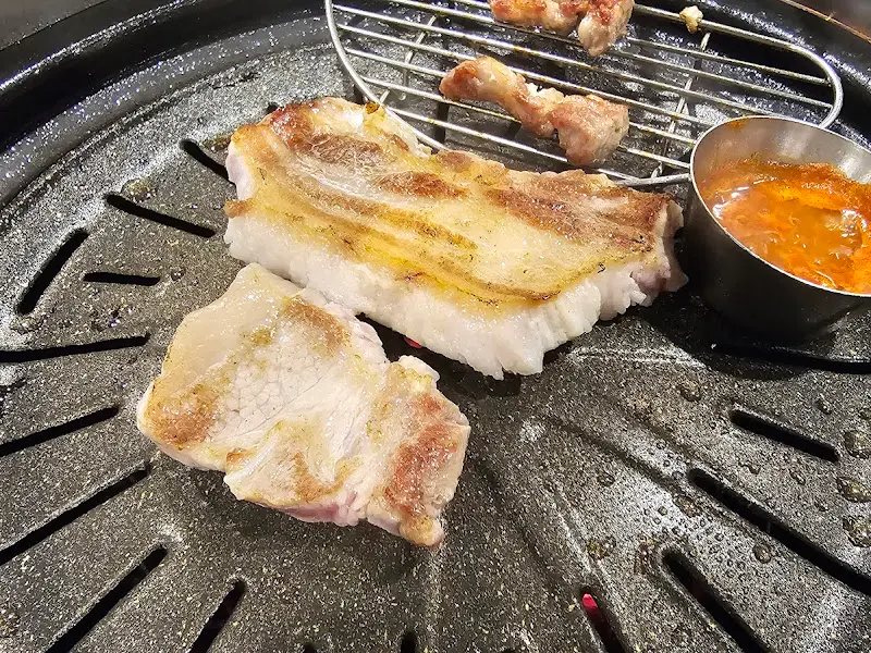 육갑식당 염창점의 삼겹살 굽는 모습