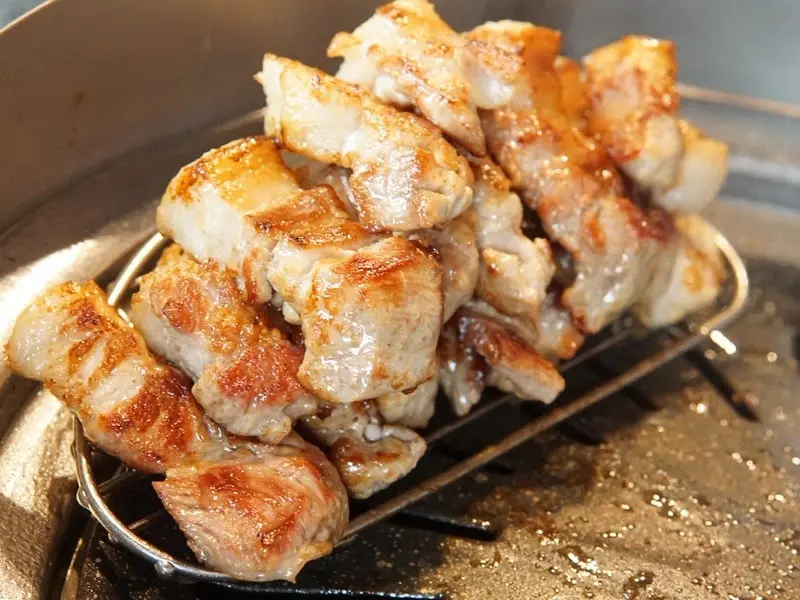 육갑식당 염창점의 구워진 삼겹살