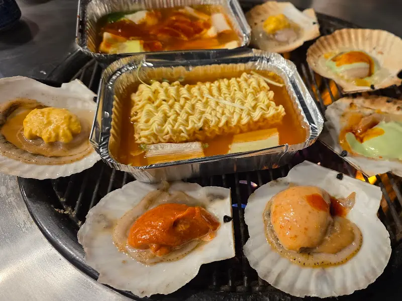 불판 위에서 익어가는 조개들